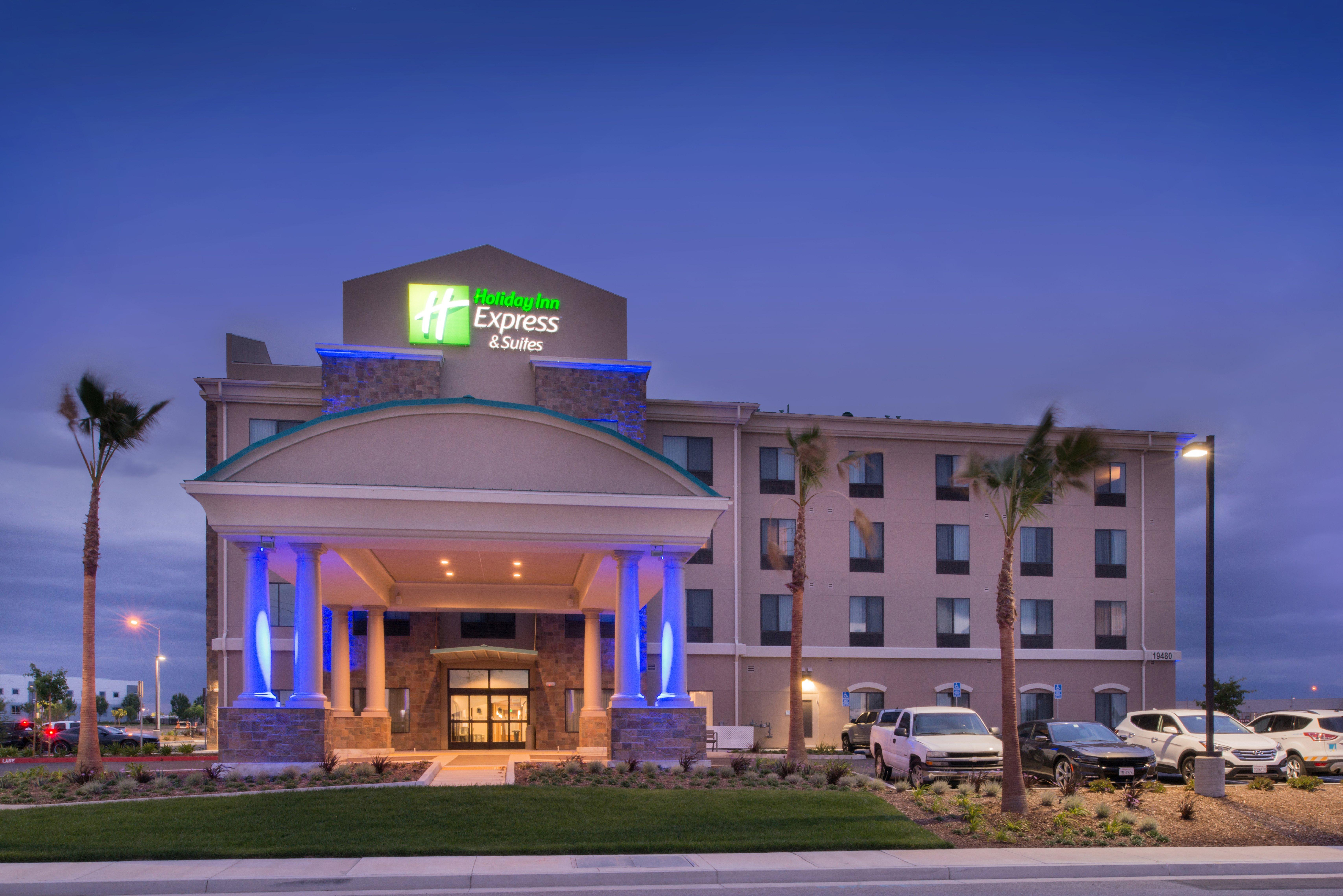 Holiday Inn Express & Suites Bakersfield Airport, An Ihg Hotel Exterior photo