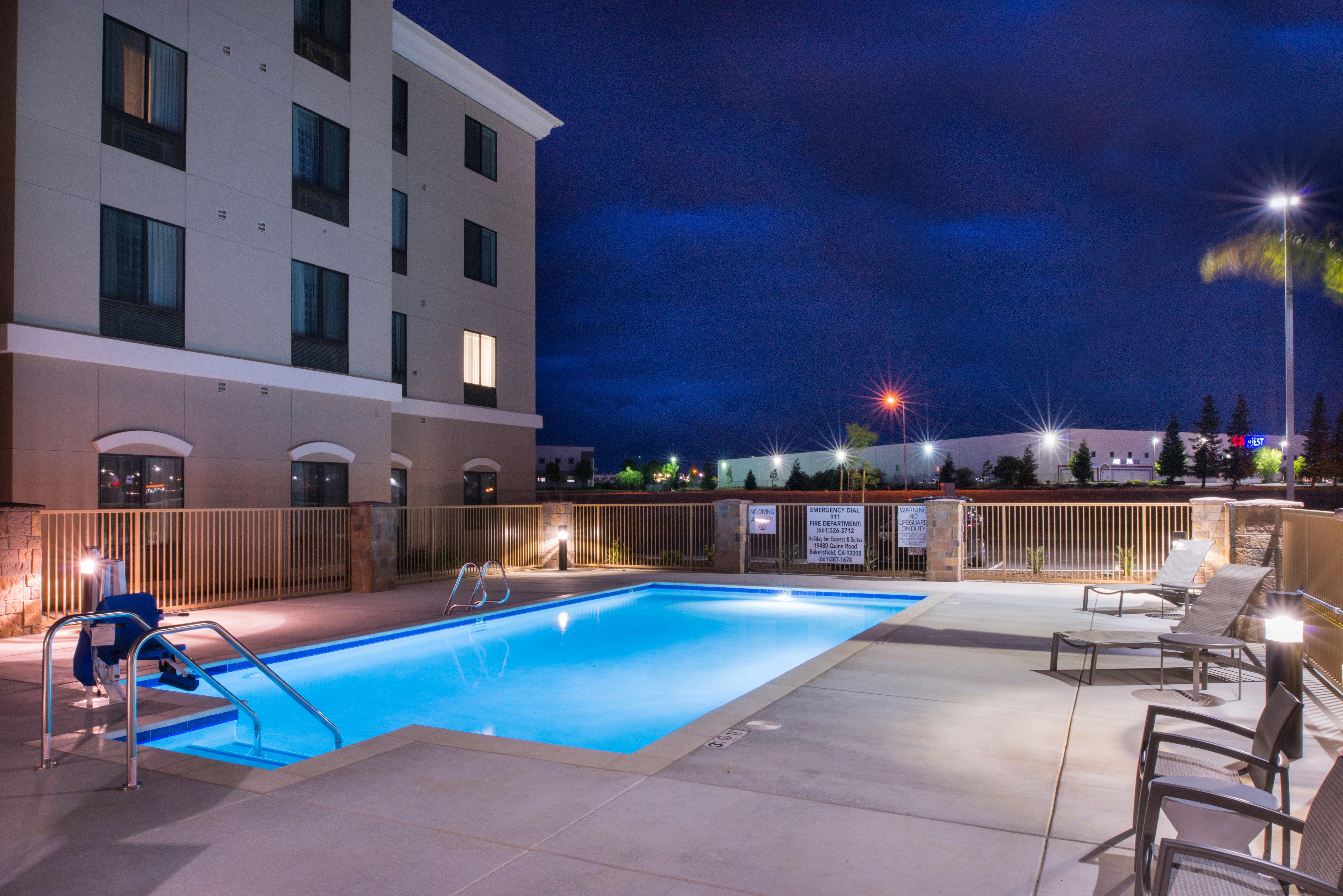 Holiday Inn Express & Suites Bakersfield Airport, An Ihg Hotel Exterior photo