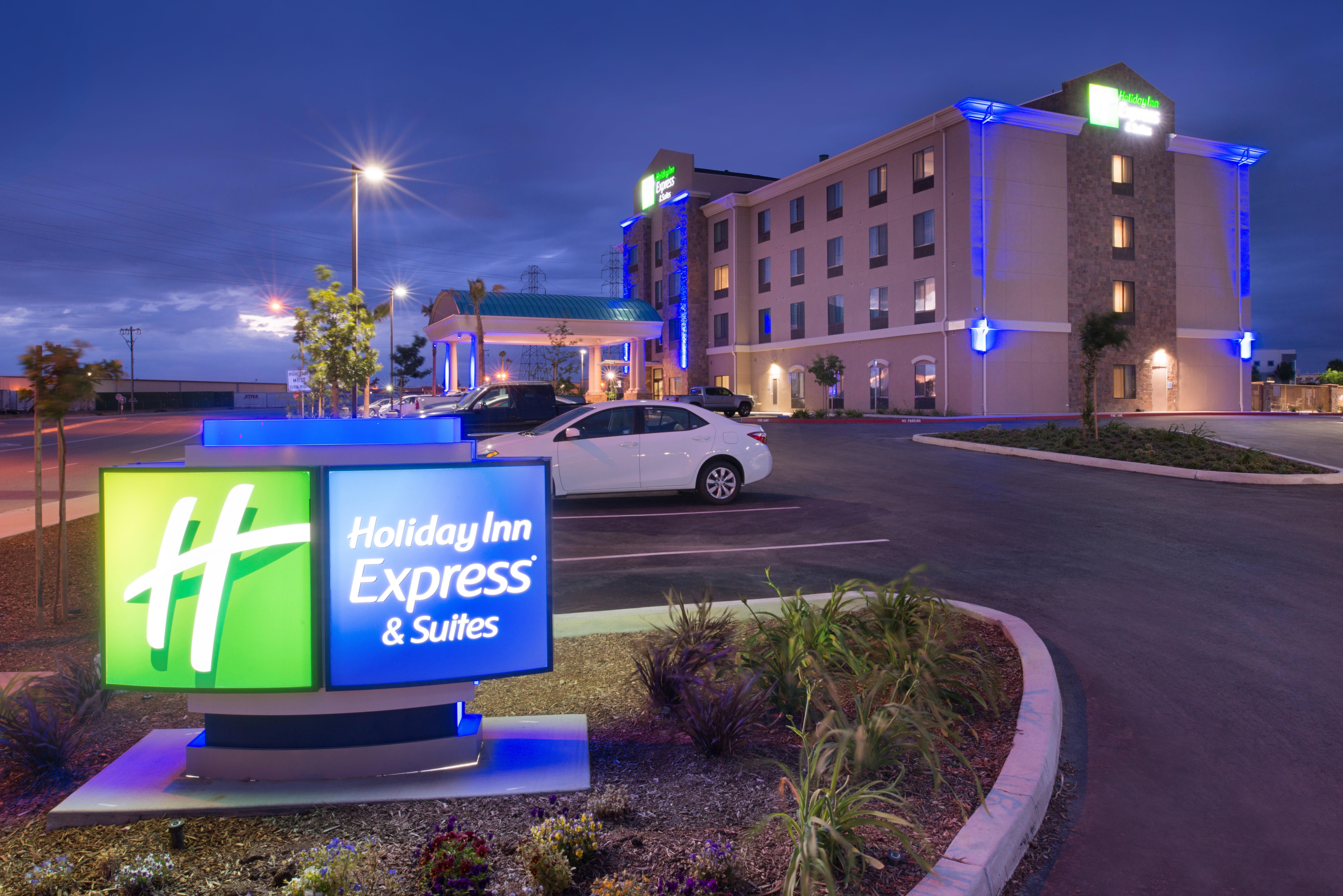 Holiday Inn Express & Suites Bakersfield Airport, An Ihg Hotel Exterior photo