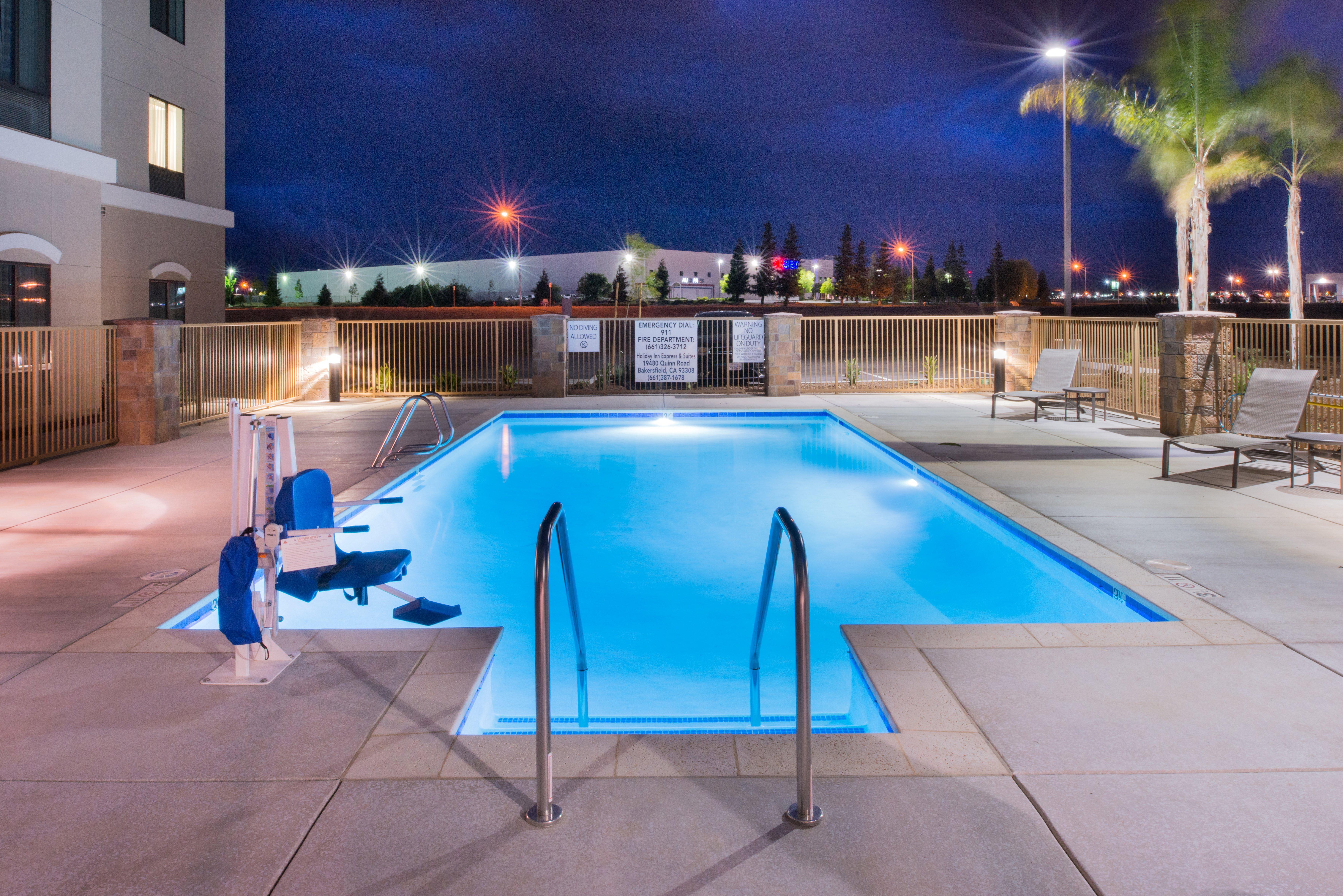 Holiday Inn Express & Suites Bakersfield Airport, An Ihg Hotel Exterior photo