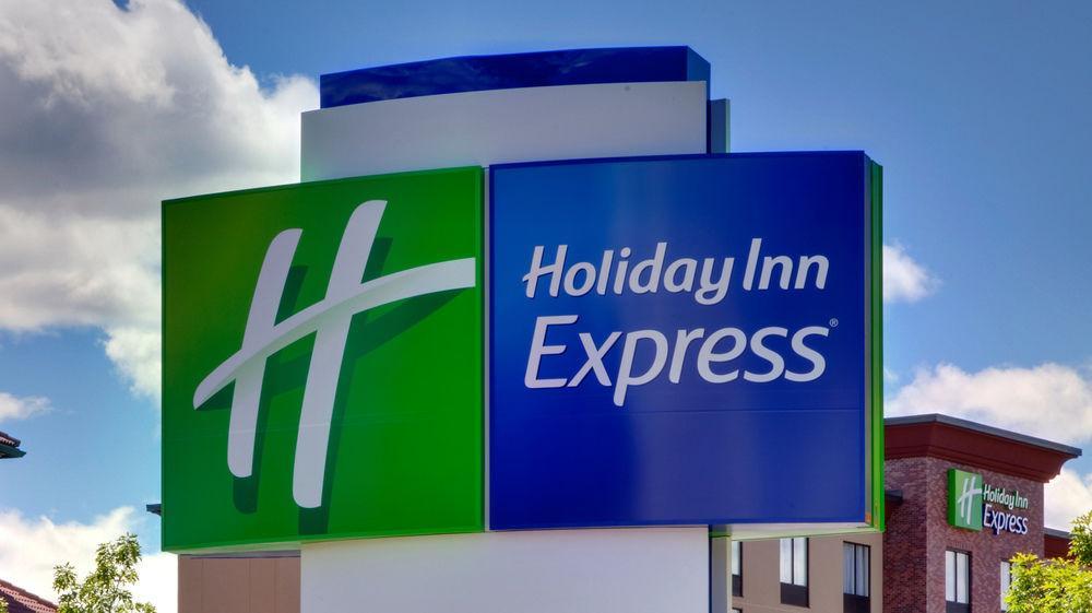 Holiday Inn Express & Suites Bakersfield Airport, An Ihg Hotel Exterior photo