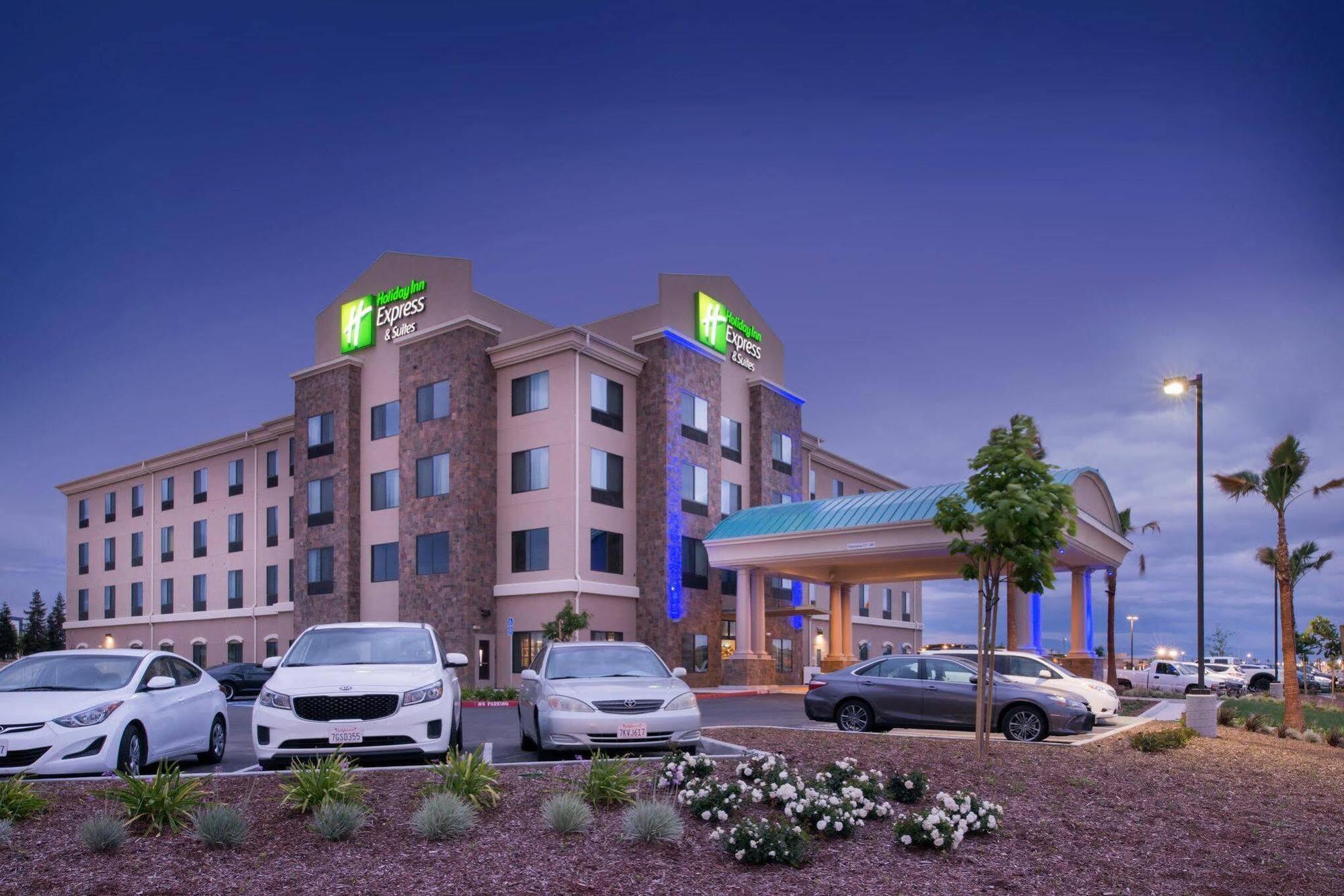 Holiday Inn Express & Suites Bakersfield Airport, An Ihg Hotel Exterior photo